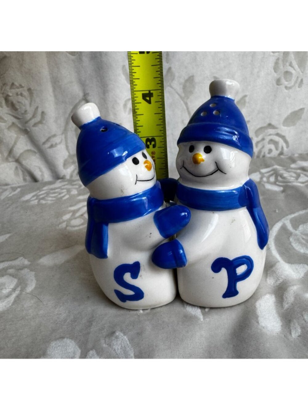 Hugging Snowman Ceramic Salt & Pepper Shaker Set Winter Kitchen Decor Tassel - Picture 8 of 8